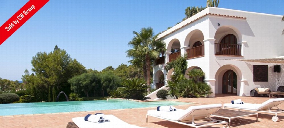 Luxury Villa in Cala Gració with the sea front and access to the beach